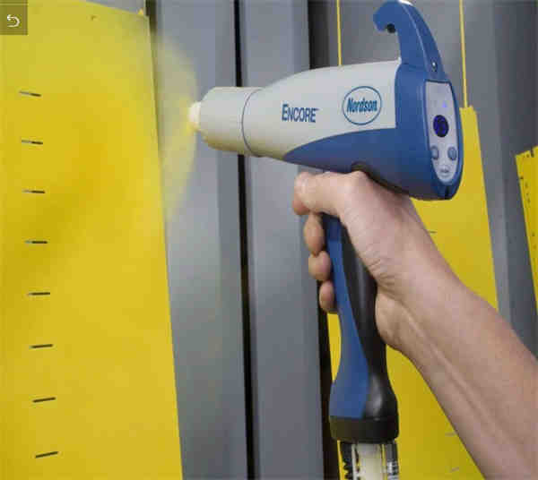 Perché la grana o la brillantezza metallica del rivestimento non sono gradevoli dopo la spruzzatura?